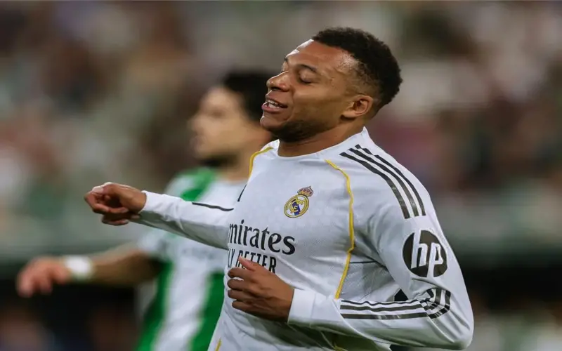 كيليان مبابي يثير القلق في مواجهة ريال مدريد وريال بيتيس